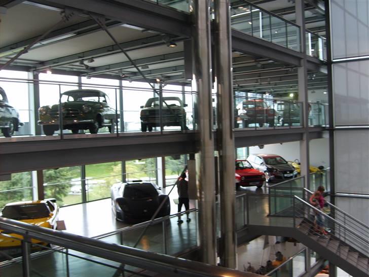 Autostadt ved Volkswagen fabrikken i Wolfsburg - Fem etager mener jeg der var billede 130