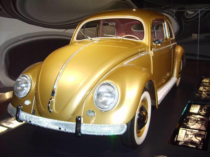 Autostadt ved Volkswagen fabrikken i Wolfsburg - Denne her var boble 1 million. Altså nr 1 million der blev lavet. Derfor er den pyntet med forskellige ting såsom kofangeren osv billede 135