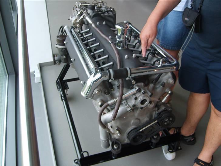 Autostadt ved Volkswagen fabrikken i Wolfsburg - Jaja den er god nok. V16 motor! billede 143