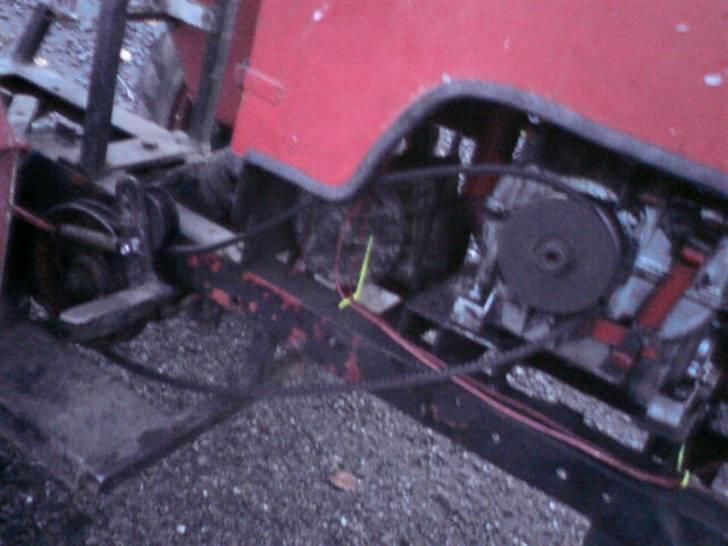 Havetraktor trækker  - Den er remtrukket og den pedal der er skal man bare trykke ned på så kører den billede 3