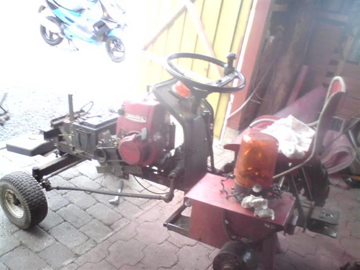 Havetraktor trækker  - Hjemme ved mig  da den skulle have boret en brækket udstødnings bolt ud af blokken men vi valgte i stedet at sætte 8 mm hærdene unbraco bolte istedet for 6 mm alm bolte billede 4