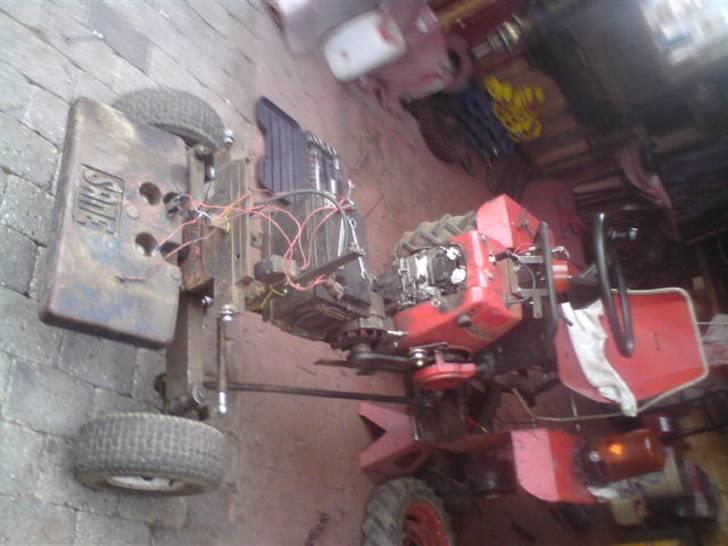 Havetraktor trækker  - Hjemme ved mig da den skulle have boret en brækket udstødnings bolt ud af blokken men vi valgte i stedet at sætte 8 mm hærdene unbraco bolte istedet for 6 mm alm bolte billede 5