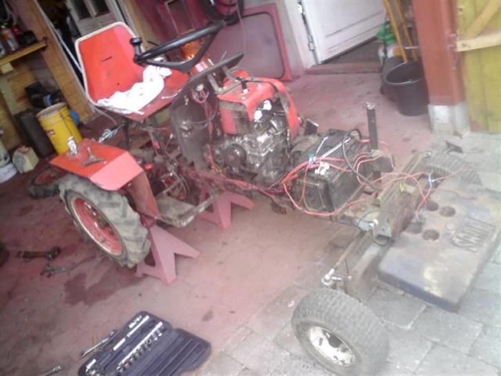 Havetraktor trækker  - Hjemme ved mig da den skulle have boret en brækket udstødnings bolt ud af blokken men vi valgte i stedet at sætte 8 mm hærdene unbraco bolte istedet for 6 mm alm bolte billede 6