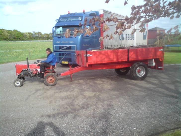 Havetraktor trækker  - Med stor vogn på :b og nej den står ikk på støtte benet den er så langt nede fordi vi var bange for at den bare ville gå bagover så :D billede 11