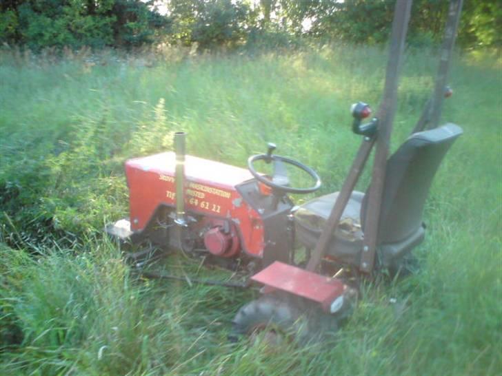 Havetraktor trækker  - Bil sæde og hjemmelavet styrt bøjle ikk så pæn men den er der :D billede 15