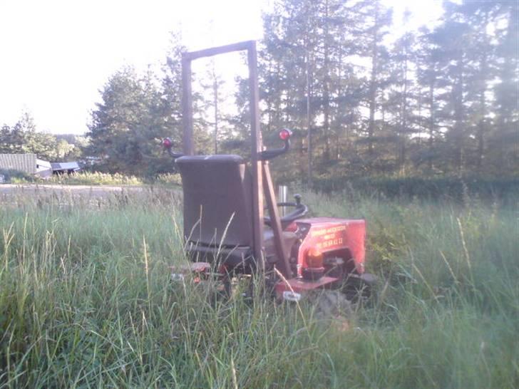 Havetraktor trækker  - Bil sæde og hjemmelavet styrt bøjle ikk så pæn men den er der :D billede 16