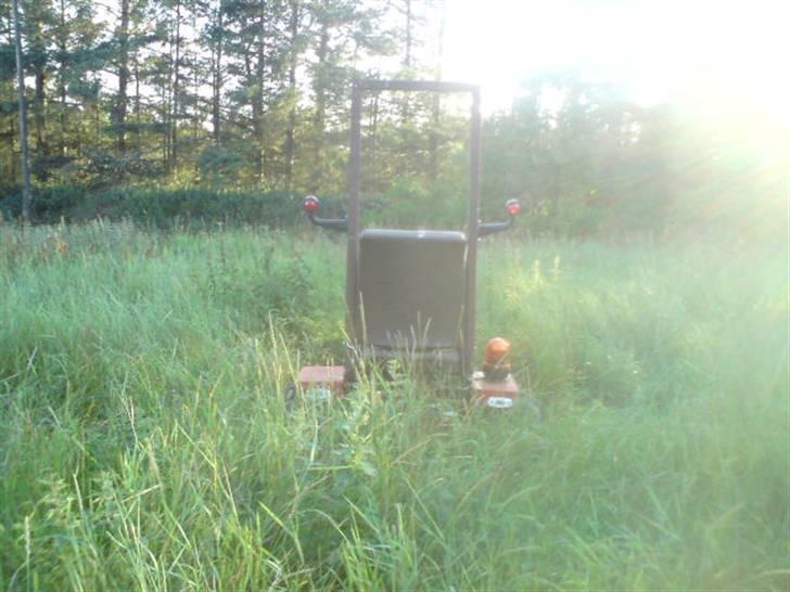 Havetraktor trækker  - Bil sæde og hjemmelavet styrt bøjle ikk så pæn men den er der :D billede 19