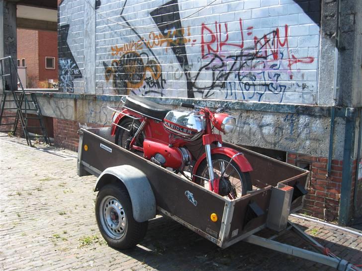 Norden Kreidler træf i tyskland - - jeg var lige ved at gå hen og skrue tanken af, det er bare ikke i orden at fjerne den fine bøffel tank, til fordel for den senere firkantede tank!!

Nilas er ikke sur, Nilas er skuffet!  ;-) hehe.. billede 45