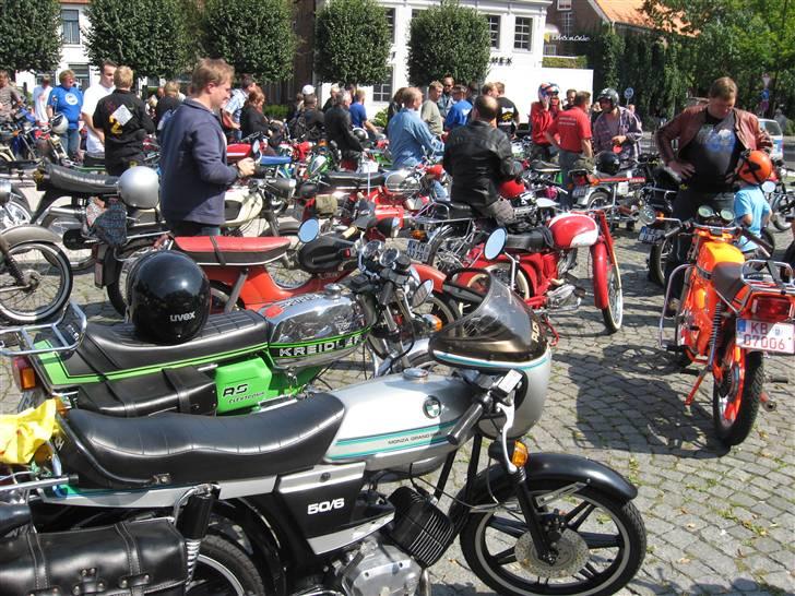 Norden Kreidler træf i tyskland - Så skal der køres tur..

Da Rene allerede havde kørt turene et par gange før, syntedes han at mig og Frederik skulle låne hans Kreidler, så vi kunne opleve det..

vi slog sten, saks, papir, og Frederik skulle så ud og køre den tidlige tur, og jeg skulle køre den store tur, hvor næsten alle deltog og der var politi eksorte..  :D

- Her er det så min tur, og vi lavede lige et stop midt inde på et torv.. billede 34