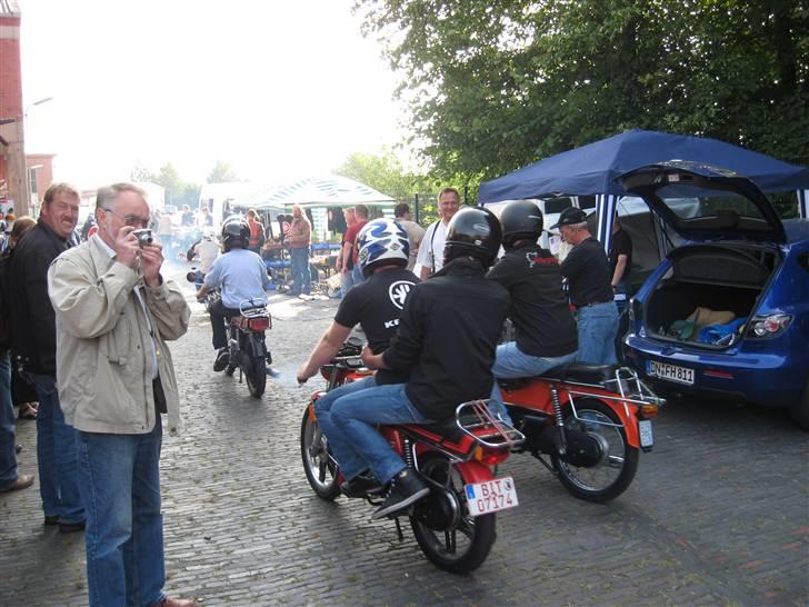 Norden Kreidler træf i tyskland - Så skal der køres tur..

Da Rene allerede havde kørt turene et par gange før, syntedes han at mig og Frederik skulle låne hans Kreidler, så vi kunne opleve det..

vi slog sten, saks, papir, og Frederik skulle så ud og køre den tidlige tur, og jeg skulle køre den store tur, hvor næsten alle deltog og der var politi eksorte..  :D

- Det er Frederik i den grå trøje op forrest.. billede 23