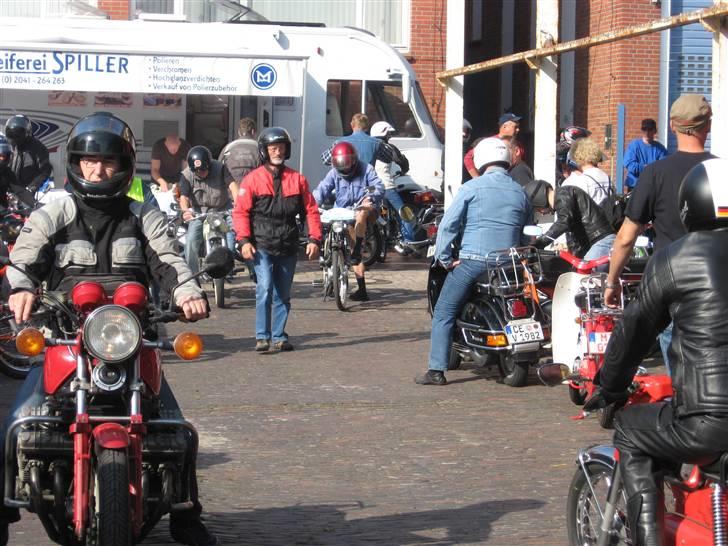 Norden Kreidler træf i tyskland - Så skal der køres tur..

Da Rene allerede havde kørt turene et par gange før, syntedes han at mig og Frederik skulle låne hans Kreidler, så vi kunne opleve det..

vi slog sten, saks, papir, og Frederik skulle så ud og køre den tidlige tur, og jeg skulle køre den store tur, hvor næsten alle deltog og der var politi eksorte..  :D billede 22