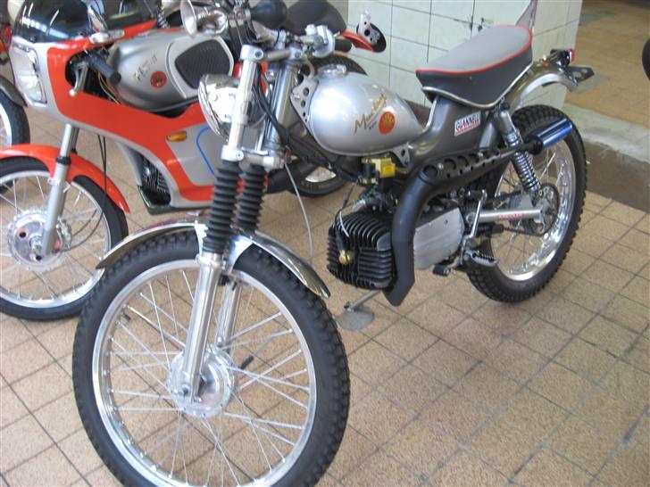 Norden Kreidler træf i tyskland - En MEGET custom Kreidler bygget over temaet Mustang/cross..

- stel fra midt 70'erne, forgaffel fra de senere 80'er modeller, tank fra de tidlige 60'er modeller 5gears motor med tændingsdæksel fra en 2gears, oplagt udstødning, og jeg kunne blive ved....  :-) billede 5