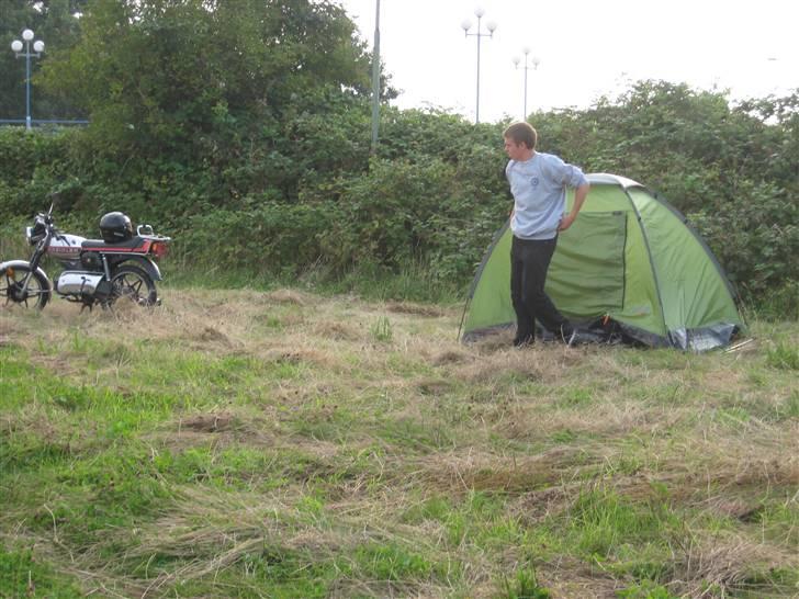 Norden Kreidler træf i tyskland - Her er så mig og Frederiks luxus bolig..

- Frederik er ved at snige sig ud af teltet, efter vi lige er blevet vækket af et yderst velfungerende vækkeur (Kreidleren til venstre der blev startet op helt op af telt siden)..  ;-) billede 1