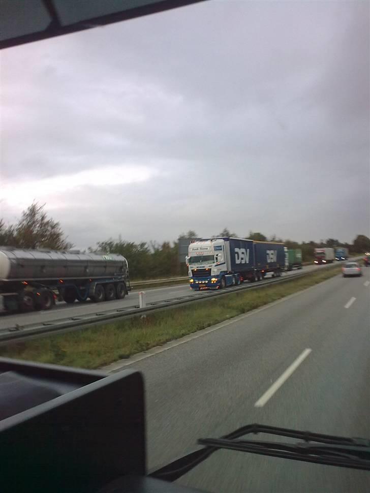 Lastbil - Politikerne brokker sig over et normalt vogntog overhaler på 2 sporet motorvej men hvad vil de sige til det her? billede 35