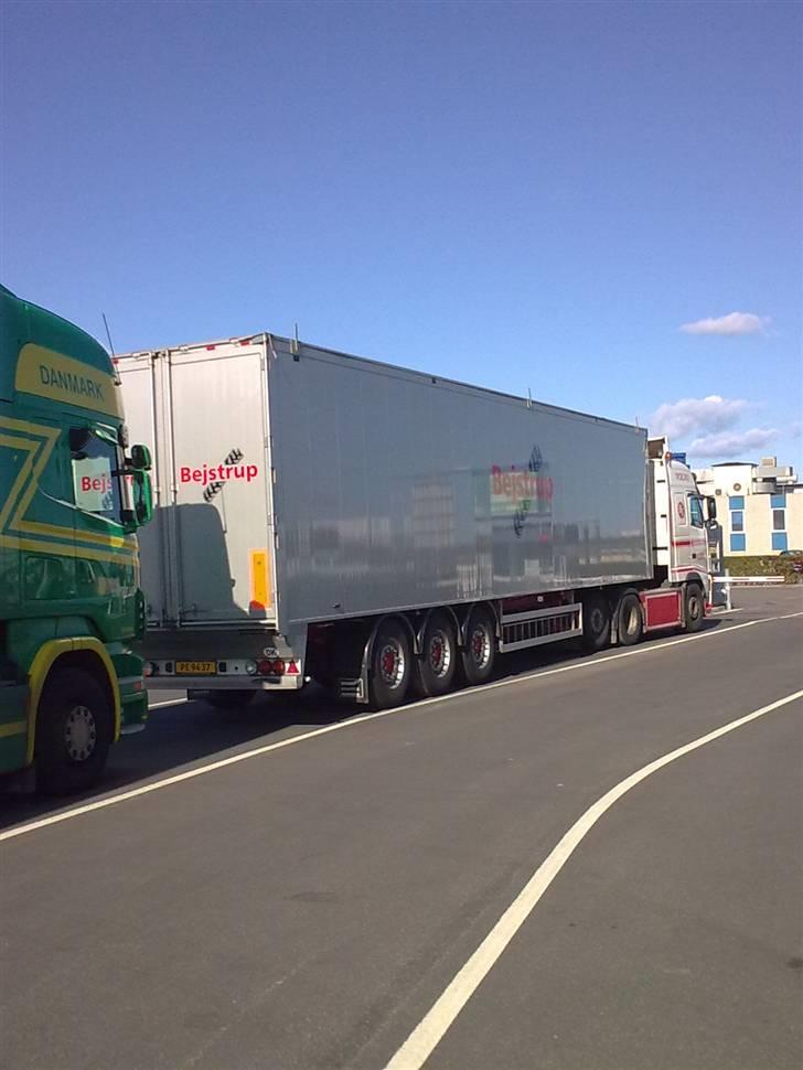 Lastbil - Her er vi kørt over til færgen selvom vi næsten holdte oveni den før men vi var de første derover kl 10 og båden gik omkrend 15 billede 17