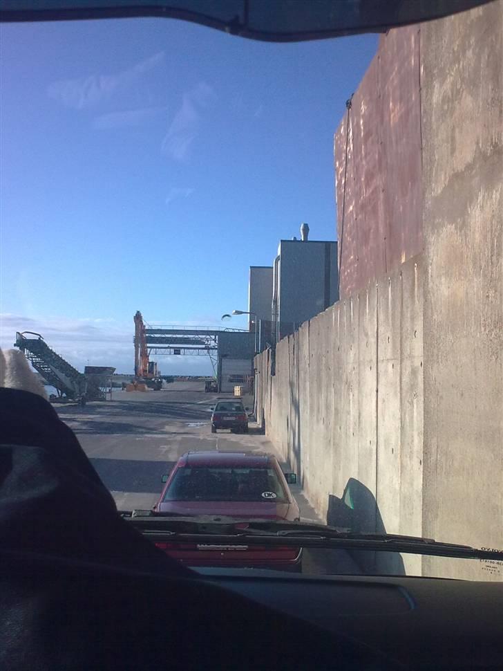 Lastbil - Så er vi kommet til Bornholm og kørte nok 100 - 150 meter og ved ankomststedet
Vi skulle vente i godt 9 timer på båden sejlede fra Rønne igen og Volvoen havde ikke tv i så det var meget lang tid. billede 14