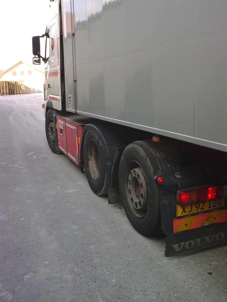 Lastbil - Billederne er taget oppe ved Dankalk i Løgstør
Kan I gætte hvor gammel denne lastbil er? billede 8