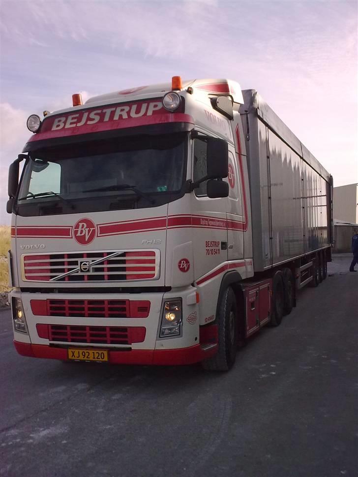 Lastbil - Billederne er taget oppe ved Dankalk i Løgstør
Kan I gætte hvor gammel denne lastbil er? billede 6