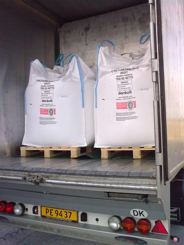 Lastbil - Billederne er taget oppe ved Dankalk i Løgstør og vi læssede 30 tons kalk til Rønne billede 5