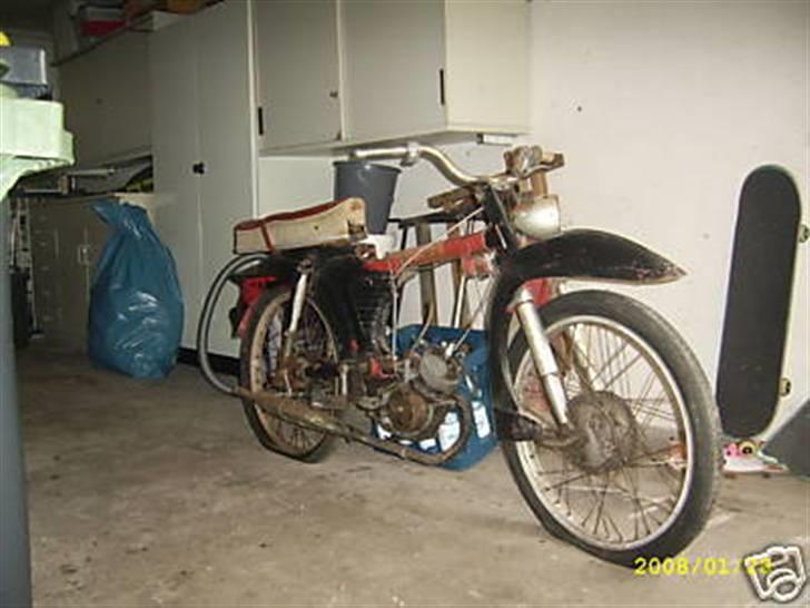 NSU Quickly TT 1961 - Køn er den jo ikke, så den tidligere ejer adskilte den for at sælge den som reservedele, og jeg købte det meste af den :o) billede 1