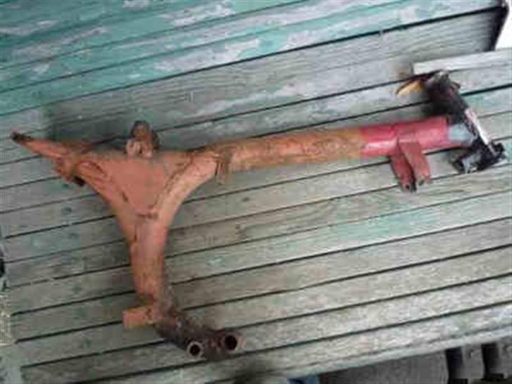 NSU Quickly TT 1961 - Stellet har intet motorophæng, da da dette er integreret i bagsvingeren. Det er jo nok hemmeligheden bag, at T, TT og TTK kører så dejligt vibrationsfrit og uden resonanser i stel og tank. billede 2