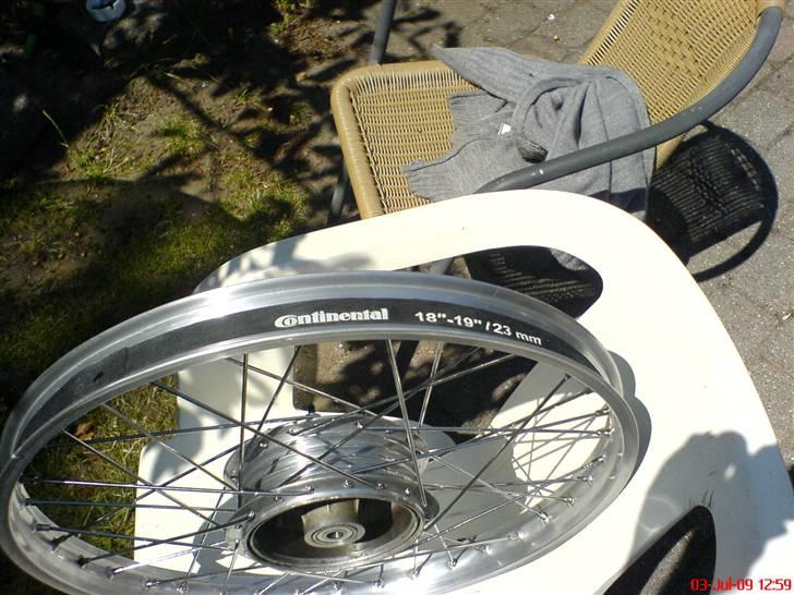 NSU Quickly TT 1961 - Friskopspændt hjul i alu med forchromede eger. Sidstnævnte er tilsyneladende af bedre kvalitet, end dem vi får leveret til Kreidler. Kører man Kreidler æggetank med 19# hjul, vil jeg anbefale brug af disse til enhver tid. billede 5