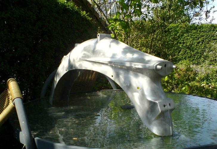 NSU Quickly TT 1961 - Bagskærmen er allerede sandblæst og grundet. Den er forøvrigt støbt i letmetal, og delene er limet sammen. billede 6