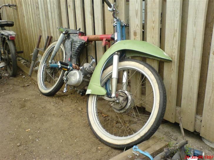 NSU Quickly TT 1961 - Under den foreløbige samling lånte den et par Kreidlerhjul, mens de originale var hos cykelsmeden. Prøveturen var lidt hård for bagdelen, men alt fungerede fint, og den er nu igen adskilt, klar til videre forarbejdning. billede 7