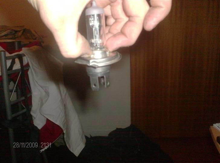 Guide til montering af H4 pære i orginal fatning - Ja her startet jeg kransen er alt for stor billede 1