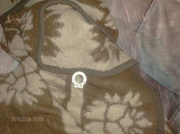 Guide til montering af H4 pære i orginal fatning - Den originale fatning  "fræste" jeg op med en dremmel billede 3