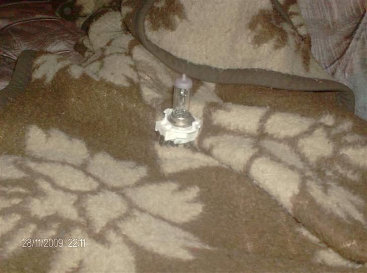 Guide til montering af H4 pære i orginal fatning - Med pæren monteret billede 5