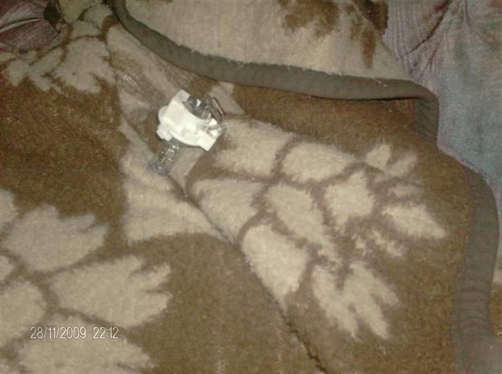 Guide til montering af H4 pære i orginal fatning - Som man kan se har jeg kun fjernet minus polen på fatningen dvs jeg har stadig så jeg kan lave langt og kort uden at skulle klippe hele nettet til pæren billede 6