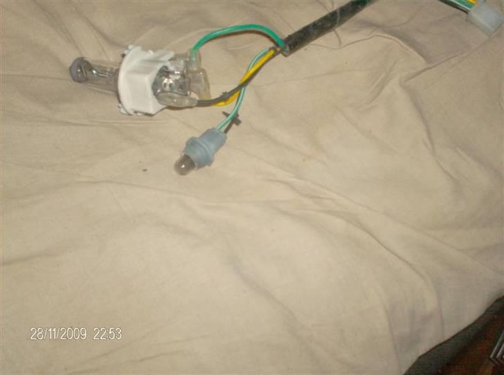 Guide til montering af H4 pære i orginal fatning - Som det ser ud med ledning monteret med den orginale lednings net til lygten billede 8