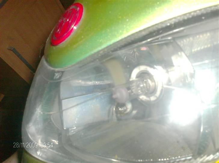 Guide til montering af H4 pære i orginal fatning - Som det ser ud i frontskjoldet ( højre side ) billede 11