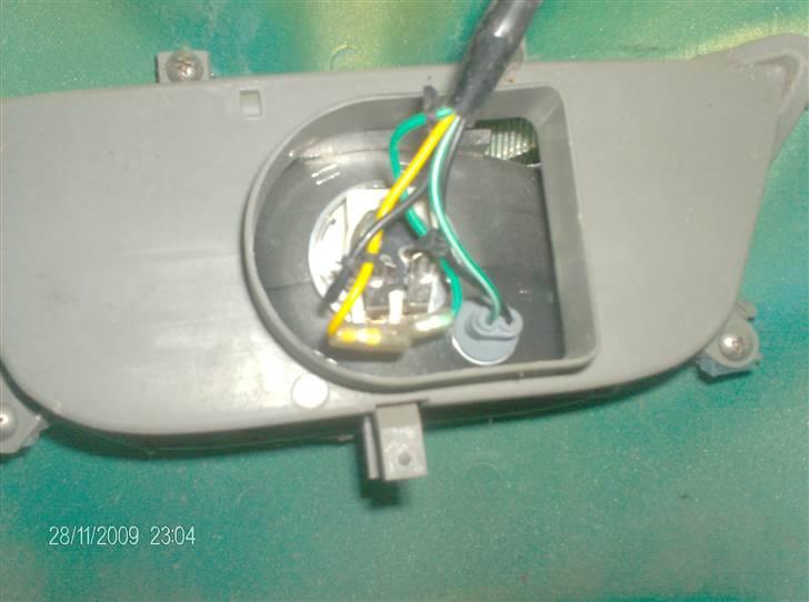 Guide til montering af H4 pære i orginal fatning - Som det ser ud bag fra billede 12