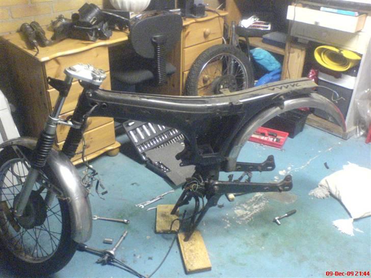 Puch monza 2 gear original renovering - Så fik jeg løst min første fælde, (bolten der holdte på sæde og bagagebærer sad fast) billede 2