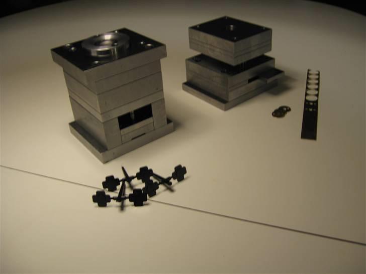 Værktøjsmagere - "H1 forløbet" - Begge værktøjer samlet (formværktøjet til venstre, snitværktøjet til højre) billede 1