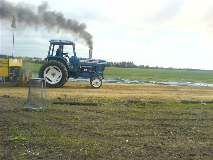 Traktortræk i Borris til Dalager marked - En Ford 8200. han fik en 1. plads til DM 07 i vægtklassen 0- 3400 kg. den er fandme oz vild. bare ærgeligt at han slog hul i udstødnings manifolden til det her træk billede 6