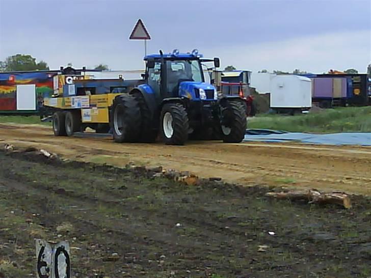 Traktortræk i Borris til Dalager marked - Mig der var ude at trække med vores Newholland TS135A. Fik en anden sidste plads. sys nu det var meget godt af at jeg kørte i 5700- 7500 kg´s klassen. den var nemlig hverken tunet eller vejet op. så kørte med en traktor med 130 hk og vejede 6500 kg mod nogle traktorer der havde fra 200- 500 hk. og de vejede 7500 kg... så, ska bare ha noget vægt hængt på til næste gang, for den kunne godt slæbe det!!! billede 20