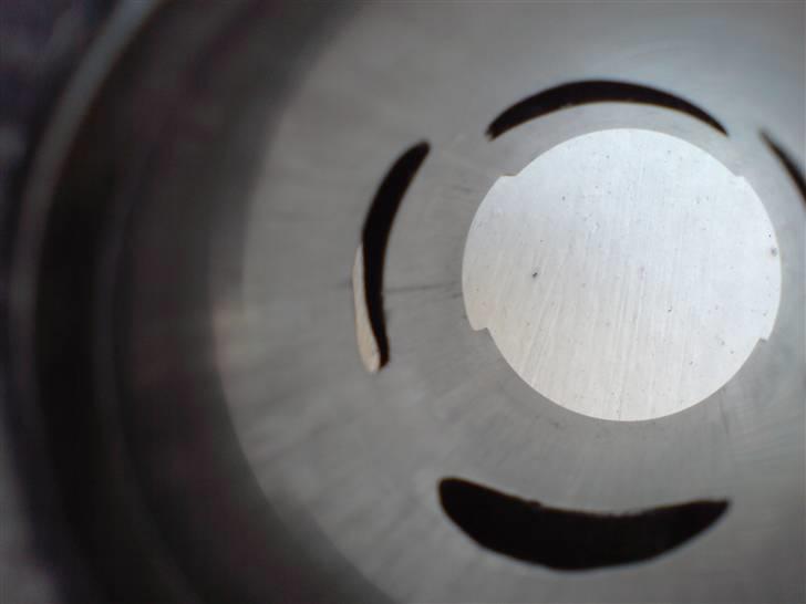 Renovering af puch motor. - 2 gear automatic handikap. - Cylindervæggen. Jeg har her forsøgt at fange en dyyyyb ridse i cylindervæggen, der er kommet af krydspinden. JA, du læste rigtigt!! Den tidligere mekanikker, eller mangel på samme, har været så smart at glemme den ene låsering, og som resultat har krydspinden taget en skyllekanal og lavet en deeeeejlig lang ridse ned i cylinderen. SÅ smart! :)

Konklusion: Ny cylinder, 1500 bobs for en original. 500 for en thansen cyl der med garanti ikke kører mere end 1000km. billede 5