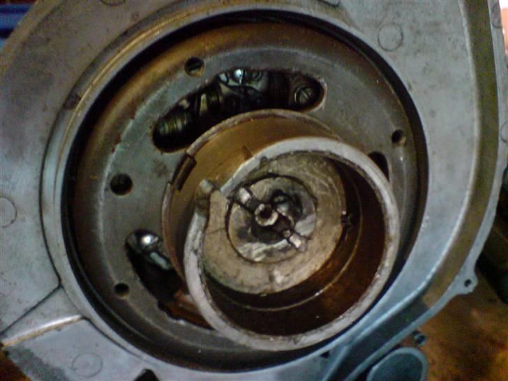 Renovering af puch motor. - 2 gear automatic handikap. - Nå, videre i projektet. :)

Ja den der grimme ting på svinghjulet skulle jo gerne af. Som i nok kan se har der før været brugt en svejser til det. Det har tidligere ejer åbenbat følt var en nødvndighed. Personligt brugte jeg lige10 minutter på at konstruere et stykke værktøj ud af en tændrørsnøgle, og et sykke fladjern, som passer ned i den rille i ser. Det var sq en del lettere da. ;)

Af kom det, og en svinghjulsaftrækker senere var tændingen blottet. :)
 billede 11