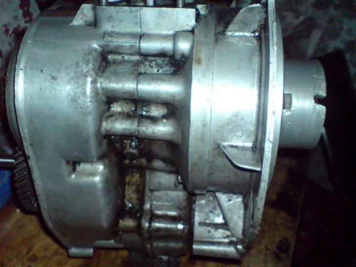 Renovering af puch motor. - 2 gear automatic handikap. - Vi kan osse lige kigge nedenunder motoren.. Jaa, der er jo som i nok kan se en grund til, at man normalvis sætter en pakning imellem blokkene.

Der er faktisk flere. Hvis man ikke sætter pakning i, så klemmer man osse lejerne, og det kan altså få katastrofale følger. ;) billede 10