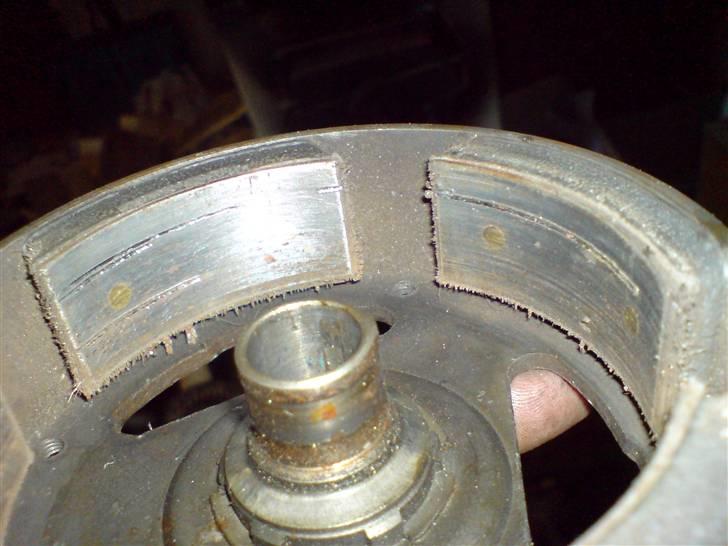 Renovering af puch motor. - 2 gear automatic handikap. - Svinghjulet.. HMMM tænkte han mens han kløede sig i knolden. Hva mon de der lange dybe ridser er kommet af, når der nu ikke var noget at se i tændingen?

Nogen forslag? billede 14