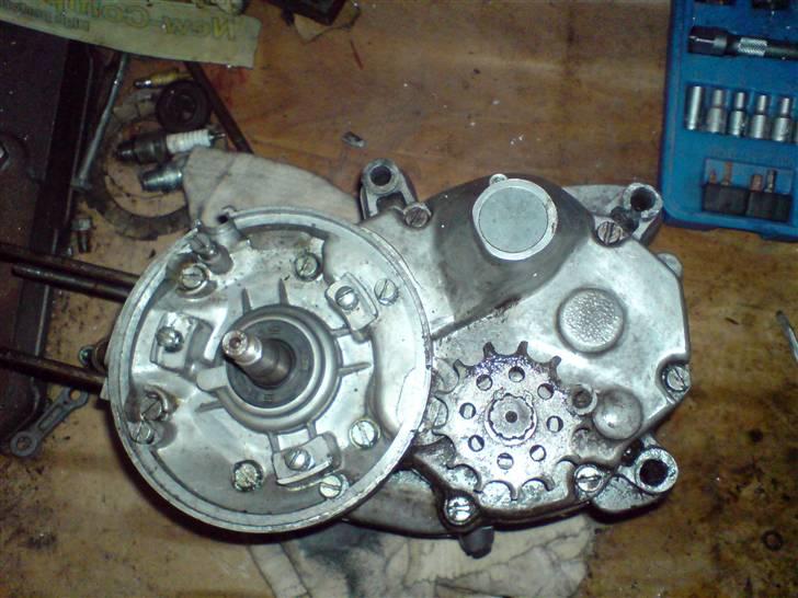 Renovering af puch motor. - 2 gear automatic handikap. - Så blev tændingen afmonteret, og blokken ser ud til at være i fornuftig stand. Det næste blir jo så at afmontere tandhjulet, og for at gøre det, ja så skal man gøre noget så hjernevridene, som at fjerne låseringen der holder det på plads. billede 15