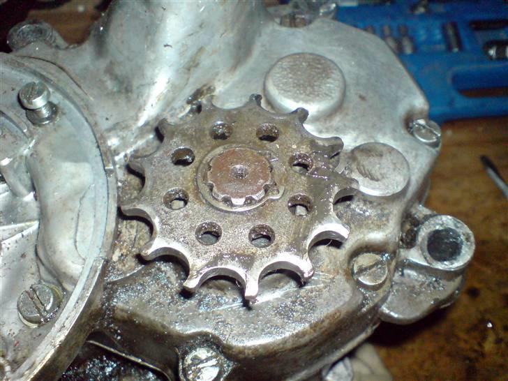 Renovering af puch motor. - 2 gear automatic handikap. - Kan i se den fine lille låsering der holder tandhjulet? VÆK med den. :P Hust at sætte en ny på når i samler motoren igen. :) billede 16