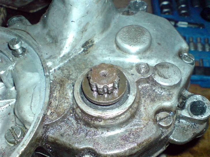 Renovering af puch motor. - 2 gear automatic handikap. - Og væk var tandhjulet. Dette er en ældre motor, så her sidder der en "afstandsskive", der holder tandhjulet på plads, men i de nyere motore sidder der en låsering mere i stedet.

når denne er fjernet, så er denne side af blokken ryddet. billede 17