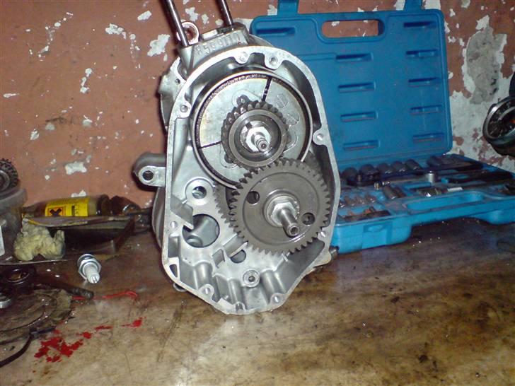 Renovering af puch motor. - 2 gear automatic handikap. - Så blev koblingsskjoldet afmonteret, jeg er dog for dvask til at fjerne noget i denne side af motoren idag, så det tager vi i næste kapitel. :)

Husk at når i har afmonteret noget, så lig det i samme rækkefølge som i afmonterer det i, det gør det altså noget lettere at samle motoren igen når i kommer så langt. :) billede 18