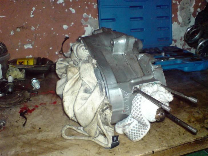 Renovering af puch motor. - 2 gear automatic handikap. - Så gider jeg ikke mere idag. Husk at når i går fra en motor, skal alle åbne områder af motoren dækkes ned, så der ikke kommer skidt og snavs ned til lejer osv.


FORTSÆTTELSE FØLGER. billede 20