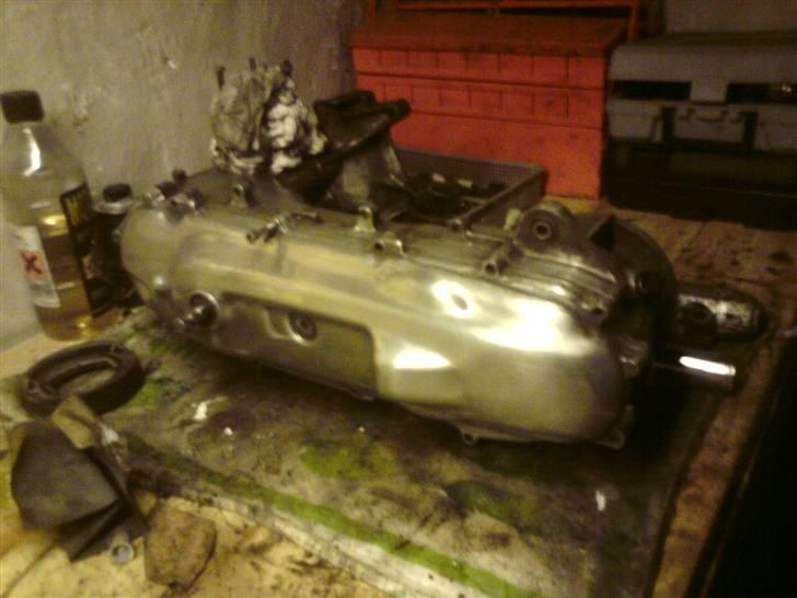 Yamaha Bws Baneracer Projekt - Tom motor med  "poleret" kickstarterskjold på..
Stadig laaaang vej igen. s; billede 1