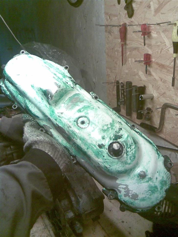 Yamaha Bws Baneracer Projekt - Kickstarterskjoldet var først sort, så grønt, så hvidt, så grå og så til sidst bare blank metal. Heldigvis for lakfjerneren.. billede 36